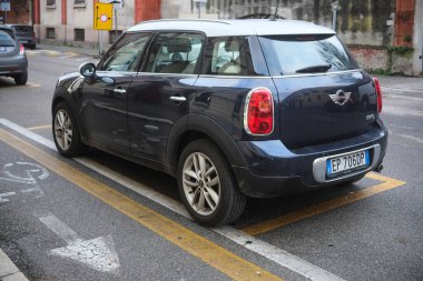 Cremona, İtalya - 15 Ocak 2025 Dark Blue Mini vatandaşı Cooper S All4