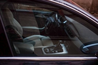 Cremona, İtalya - 15 Ocak 2025 Park halindeki Audi A6 allroad quattro 3.0 TDI tip vites çubuğu ve gösterge paneli