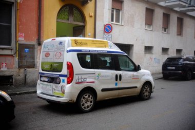 Cremona, İtalya - 15 Ocak 2025 Beyaz Fiat Qubo 1.3 Multijet Cremona, İtalya 'da park halinde.