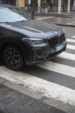 Cremona, İtalya - 15 Ocak 2025 BMW X1 xDrive25e yaya geçidinde park edilmiş.