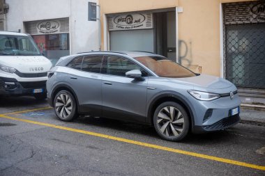 Cremona, İtalya - 15 Ocak 2025 Gri Volkswagen ID. 4 GTX Elektrikli Araba Şehir Caddesi 'ne park edildi