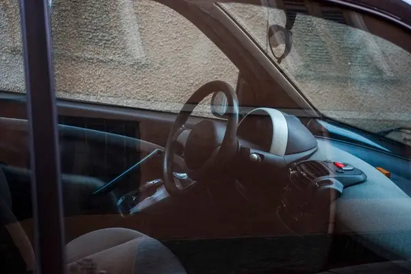 Cremona, İtalya - 15 Ocak 2025 Black Microcar Aixam sokağa park etti