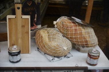Busseto, Parma, İtalya - 31 Ocak 2025 Culatello salamı ve hardal kavanozları Parma, İtalya 'daki Busseto sokak pazarında sergilendi