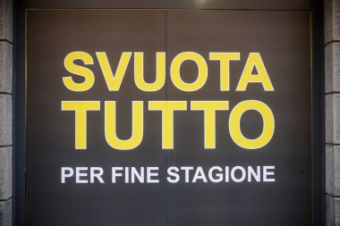 Cremona, İtalya - 15 Ocak 2024 İtalyan tabelası svuota tutto per fine stagione (sezon sonu için her şey boş) Cremona, İtalya 'da bir mağaza vitrininde sergilendi.