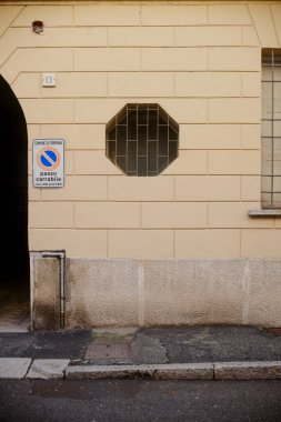 Cremona, İtalya - 15 Ocak 2024 Cremona, İtalya 'da bir garaj yolu, özel bir sekizgen pencere ve garaj girişini gösteren bir passo carrabile tabelası var.