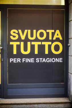 Cremona, İtalya - 30 Ocak 2025 Koyu gri bir mağaza vitrininde İtalyanca 