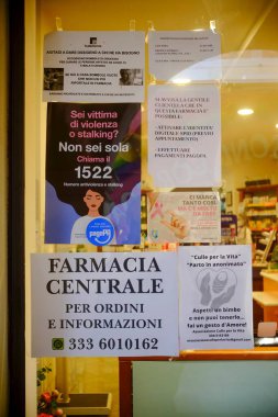 Busseto, Parma, İtalya - 31 Ocak 2025 Görüntü, aile içi şiddetin önlenmesi, anonim doğum seçenekleri ve