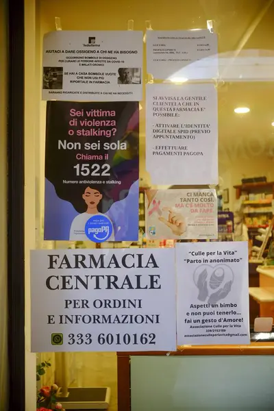 Busseto, Parma, İtalya - 31 Ocak 2025 Görüntü, aile içi şiddetin önlenmesi, anonim doğum seçenekleri ve