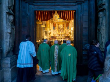 Cremona, İtalya - 9 Şubat 2025 Katolik rahipler İtalya 'daki Cremona Katedrali' ne girdiler.