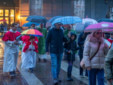 Cremona, İtalya - 9 Şubat 2025 Rahipler, papaz çocuklar ve kilise cemaati yağmurlu bir günde şemsiyelerinin altında dini bir tören sırasında Cremona Katedrali 'nden çıkıyorlar.