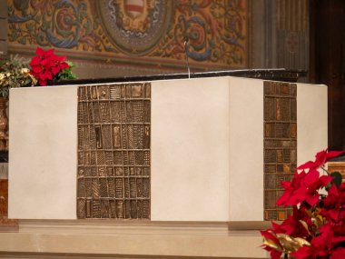 Cremona, İtalya - 9 Şubat 2025 Santa Maria Assunta Cremona İtalya Katedrali 'nde Noel zamanı bronz süslemeler ve noktalar ile beyaz mermer sunak