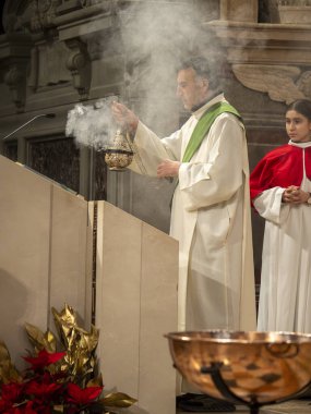 Cremona, İtalya - 9 Şubat 2025 'te Santa Maria Assunta Katedrali' nde coşkulu bir kutlamada, İtalya 'nın Cremona kentindeki zengin inanç ve ibadet geleneklerini vurgulayan rahip,