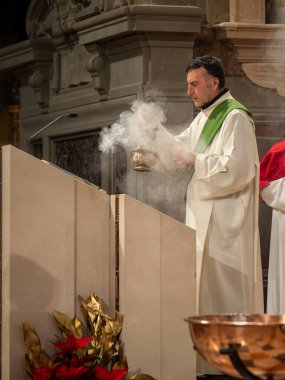 Cremona, İtalya - 9 Şubat 2025 Katolik rahip, İtalya 'nın Cremona kentindeki Santa Maria Assunta Katedrali' nde bir ayin sırasında perşembe günü sallanıyor.