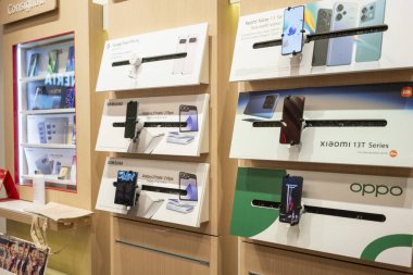 Cremona, İtalya - 8 Şubat 2024 Smartphone Samsung, Xiaomi, Oppo, Google Pixel ve Redmi 'nin son modellerini satan Vodafone mağazasında sergilendi