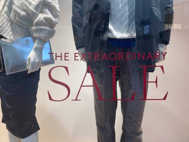 İtalya 'nın Fidenza Köyü' nde düzenlenen olağandışı bir satış etkinliği sırasında vitrinde şık kıyafetler giyen mankenler satılık tabelasıyla bir dükkanın arkasında sergilendi.