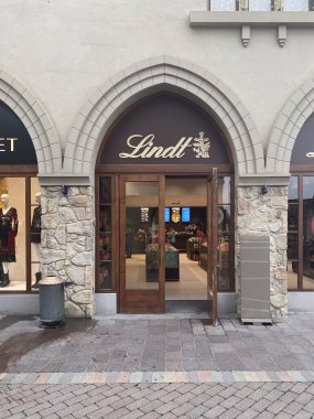 Fidenza Village 'da açık kapısı olan Lindt Çikolata Dükkanı' nın vitrininde Emilia-Romagna, İtalya 'da lüks bir mağaza var.