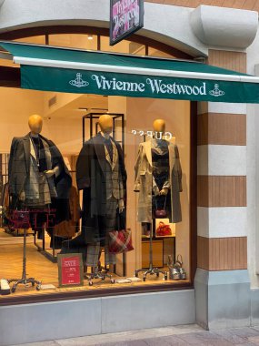 İtalya 'da lüks bir mağaza olan Fidenza Village' daki Vivienne Westwood mağazasının vitrininde şık kıyafetler giyen mankenler sergileniyor.