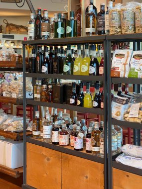 İtalya 'da lüks bir alışveriş merkezi olan Fidenza Köyü' ndeki raflarda çeşitli İtalyan likörü ve paketlenmiş gıda ürünleri sergilendi.
