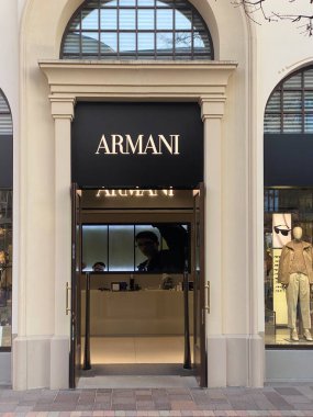 İtalya 'nın Fidenza Village kentindeki Armani mağazası zarif tasarımı ve son moda gösterileriyle sofistike bir alışveriş deneyimi sunuyor.