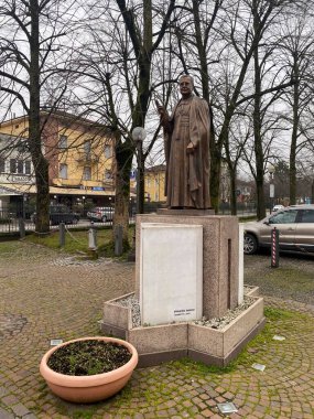 Fontanellato, İtalya - 26 Aralık 2024 Bronz Piskopos Ennio Poggi heykeli, İtalya 'nın Fontanellato kentindeki bir meydanda haç işareti yapıyor