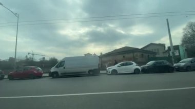 Bolonya, İtalya 7 Şubat 2025 Bologna, İtalya şehir keşfi, caddeler, binalar, park edilmiş arabalar ve bulutlu bir gökyüzü altında seyrek yaya trafiği