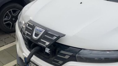 Cremona, İtalya 9 Şubat 2025 Multiple Dacia Spring elektrikli arabaları İtalya 'nın Cremona kentindeki bir otoparkta, sürdürülebilir ulaşım sergiliyor.
