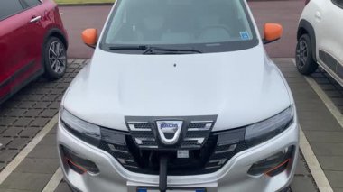 Cremona, İtalya 9 Şubat 2025 'te İtalya' nın Cremona kentindeki bir şarj istasyonunda şarj edilen gümüş bir Dacia Spring elektrikli aracının görüntüsünü kapatın.