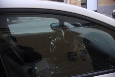 Cremona, İtalya 9 Şubat 2025 Beyaz Nissan Leaf Acenta Cremona, Lombardy, İtalya 'da park halindedir.