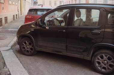 Cremona, İtalya 9 Şubat 2025 Siyah Fiat Panda 4x4 Cremona, İtalya 'da bej iç ve görünür bej başlıklı park