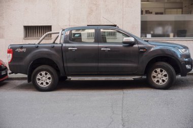 Cremona, İtalya 9 Şubat 2025 Koyu gri Ford Ranger, Cremona, İtalya 'da bir şehir caddesine park etmiş, modern tasarım ve krom detaylarını gün ışığında sergiliyor.