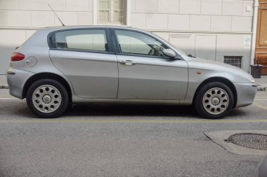 Cremona, İtalya 9 Şubat 2025 Silver Alfa Romeo 147 Twin Spark Cremona, İtalya 'da sakin bir caddeye park etmiş, şık tasarımı ve şehir cazibesiyle sergilenmektedir.