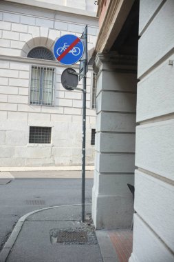 Cremona, İtalya 9 Şubat 2025 Cremona, İtalya 'da bisiklet yasağı olduğunu belirten bir sokak köşesinde bisiklet levhası bulunmuyor.