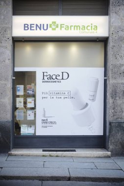 Cremona, İtalya 9 Şubat 2025 Eczane vitrini FaceD dermokozmetik için büyük bir reklam sergiliyor, modern kentsel arkaplana karşı cilt için C vitamini faydalarını vurguluyor.