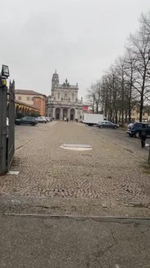 Fontanellato, Parma, İtalya. 8 Ocak 2025. Turist, tarihi Sanvitale Kalesi etrafındaki ortaçağ meydanında yürüyor. Büyüleyici mimari detayları inceliyor.