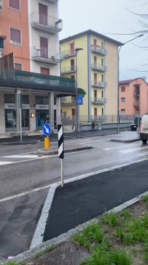 Cremona, İtalya 9 Şubat 2025 'te İtalya' nın Cremona kentinde soğuk bir kış sabahı sokak lambalarıyla aydınlatılan ıssız bir kavşağı kaplayarak gizemli ve anımsatıcı bir atmosfer yarattı.