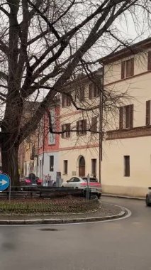 Cremona, İtalya 9 Şubat 2025 'te İtalya' nın Cremona kentinde soğuk bir kış sabahı sokak lambalarıyla aydınlatılan ıssız bir kavşağı kaplayarak gizemli ve anımsatıcı bir atmosfer yarattı.