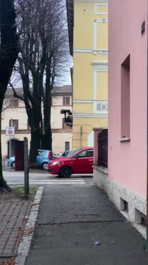 Cremona, İtalya 9 Şubat 2025 'te İtalya' nın Cremona kentinde soğuk bir kış sabahı sokak lambalarıyla aydınlatılan ıssız bir kavşağı kaplayarak gizemli ve anımsatıcı bir atmosfer yarattı.