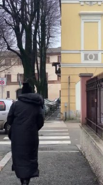 Cremona, İtalya 9 Şubat 2025 'te İtalya' nın Cremona kentinde soğuk bir kış sabahı sokak lambalarıyla aydınlatılan ıssız bir kavşağı kaplayarak gizemli ve anımsatıcı bir atmosfer yarattı.