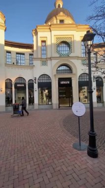Fidenza, İtalya 8 Ocak 2024 FidenzaVillage alışveriş merkezindeki çoklu Armani mağazaları giderek kapılarını açıyor ve iç mekanı mankenlerle donatıyor.