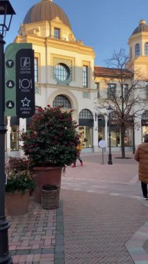 Fidenza, İtalya 8 Ocak 2024 'te İtalya' da popüler bir outlet mağazası olan Village Shopping Center 'da yürüyen insanlar, Ocak ayının sakin bir gününde