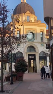 Fidenza, İtalya 8 Ocak 2024 'te İtalya' da popüler bir outlet mağazası olan Village Shopping Center 'da yürüyen insanlar, Ocak ayının sakin bir gününde