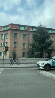 Bolonya, İtalya 7 Şubat 2025 İnsanlar Bologna, İtalya 'da bir sokak pazarından alışveriş yapıyor, tezgahtan sarkan giysiler ve turuncu güvenlik yeleği giyen bir işçi