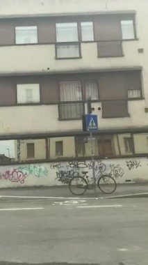 Bolonya, İtalya 7 Şubat 2025. Orange otomobili Bologna, İtalya 'da trafik ışıklarında bekliyor.