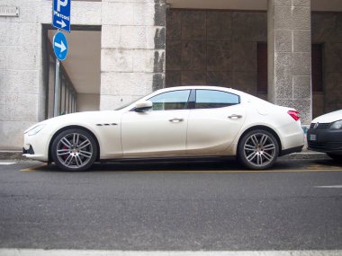 Cremona, İtalya 15 Kasım 2021 'de beyaz bir Maserati Ghibli' nin Cremona, İtalya 'da park levhasının yakınındaki bir sokağa park edilmiş görüntüsü.