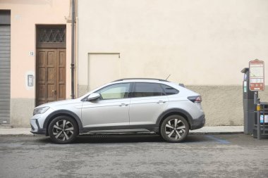 Lombardy, İtalya 1 Mart 2025 Modern gümüş Volkswagen Taigo 1.0 TSI 110 hp Cremona, İtalya 'da sakin bir sokakta park metreye yakın park edilmiş, şehir yaşam tarzını gözler önüne seriyor.