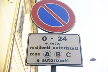 Lombardy, İtalya 1 Mart 2025 Otopark trafik levhası yok ve Cremona, İtalya 'da park kısıtlamalarını gösteren ek bir panel var.