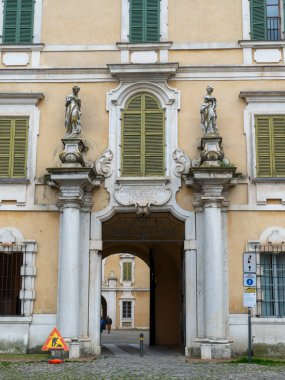 Colno, İtalya 1 Mart 2025 Parma, Emilia Romagna 'daki Renk Sarayı' nın Barok tarzı girişi, heykeller, kolonlar ve karmaşık detaylar yer alıyor.