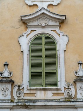 Colinno, İtalya 1 Mart 2025 'te Parma İtalya' daki Reggia di Colno 'nun barok tarzı ön cephesinde kapalı yeşil pencere perdeleri mimari ayrıntıları ve tarihsel özellikleri gösteriyor.