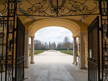 Colno, İtalya 1 Mart 2025 Zarif demir kapı döşedi ziyaretçileri Parma, İtalya 'nın tarihi bir simgesi olan Colonno Dükünün muhteşem bahçesine davet etti.