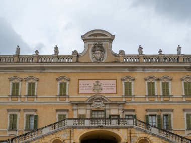 Colinno, İtalya 1 Mart 2025 'te İtalya, Colinno' daki Palazzo Ducale barok cephesini İtalyan mimari mirasının bir vasiyeti olarak karmaşık ayrıntılar ve heykellerle sunar.